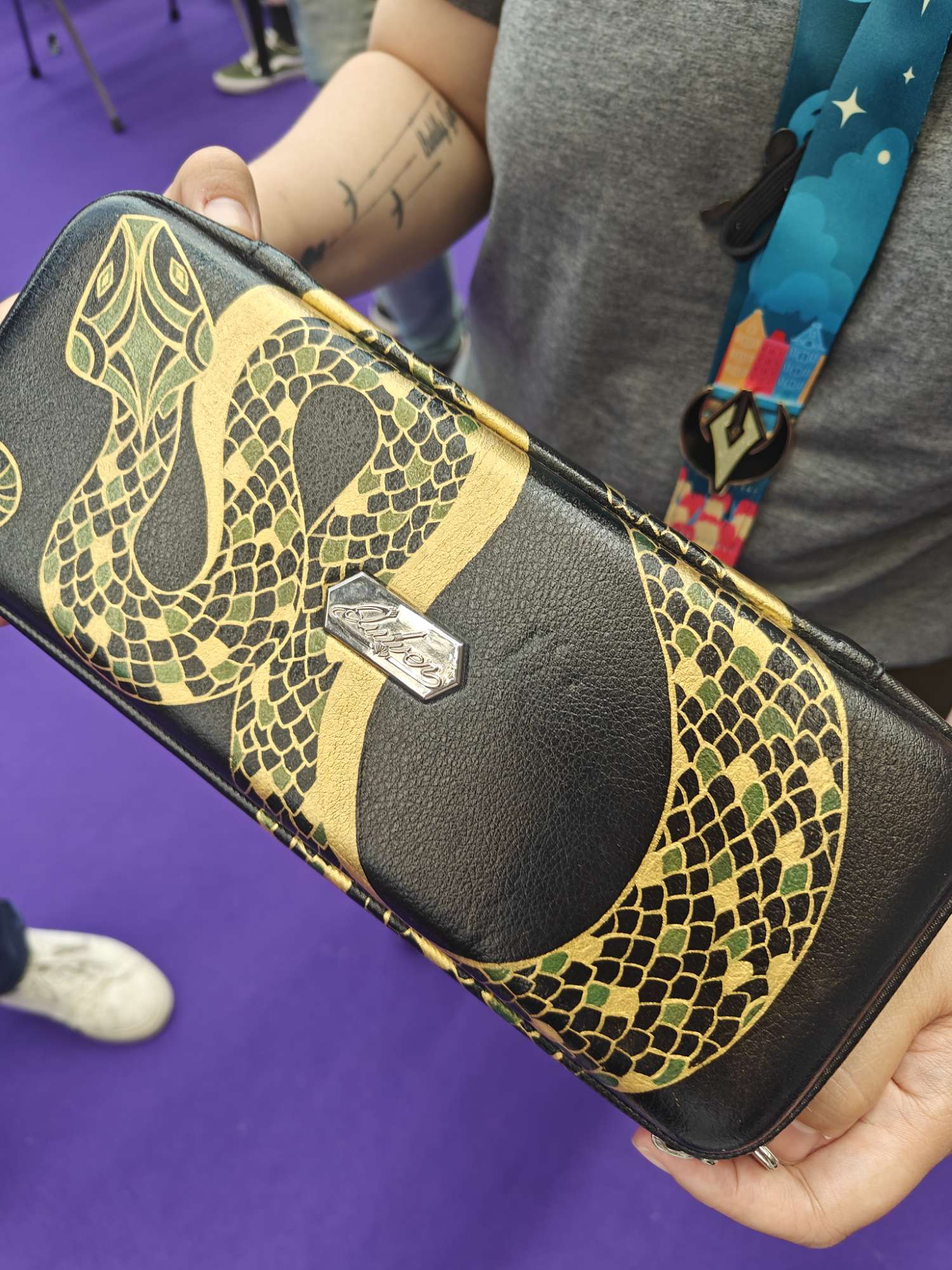 Hand-painted Quiver case with a golden snake design by Michelle Rap at MagicCon Amsterdam